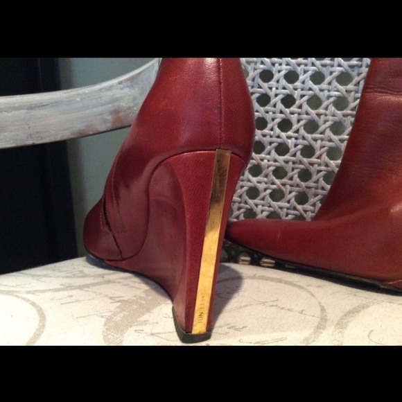 Gorgeous Authentic Fendi leather reddish brown wedge booties gold stripe - Picture 9 of 16